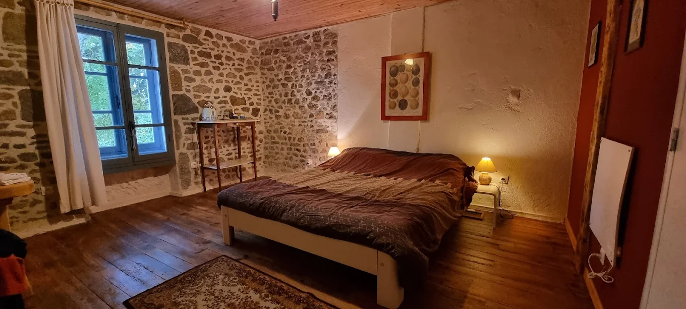 Suite Bonsai — chambre spacieuse avec murs en pierre et parquet