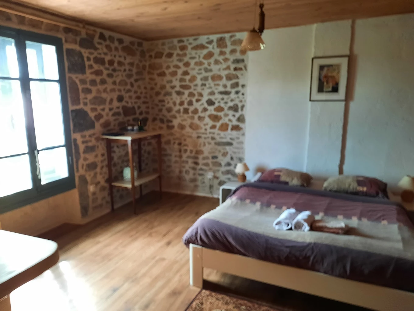 Chambre Capucine — décoration chaleureuse, murs en pierre, lit en bois