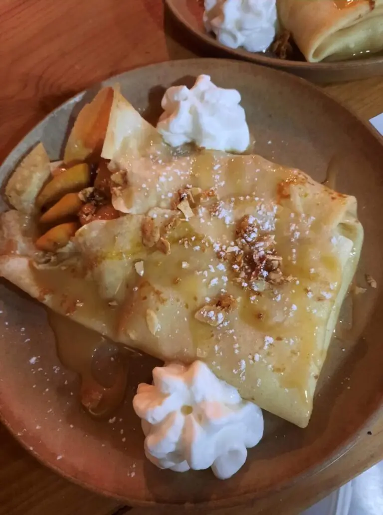 Crêpe aux pommes caramélisées et chantilly maison