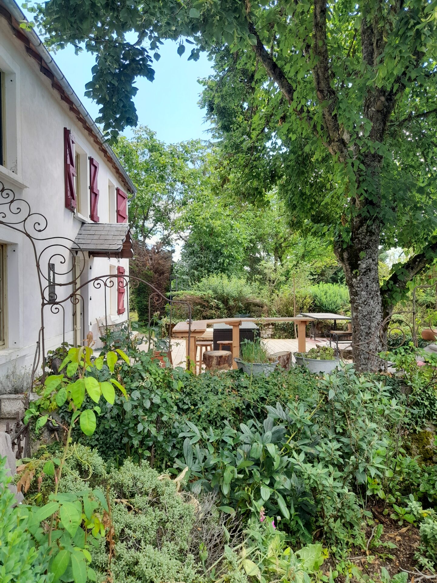 Vue extérieure du Refuge avec jardin, terrasse et verdure