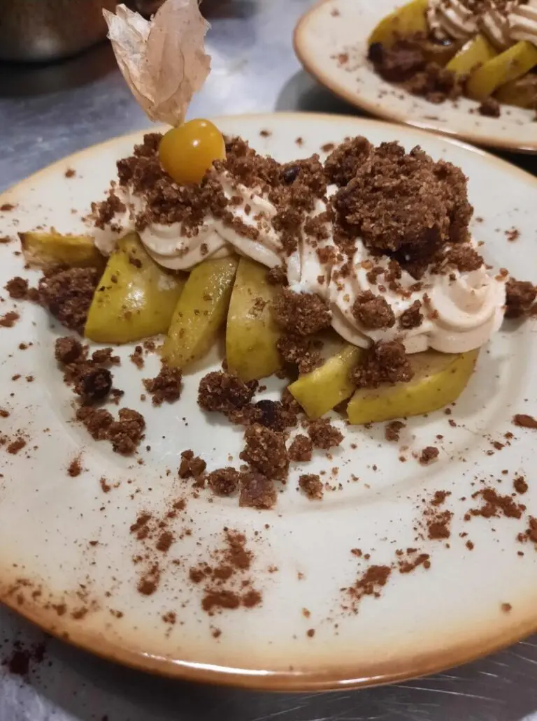Dessert du Refuge — pommes rôties et crumble au chocolat