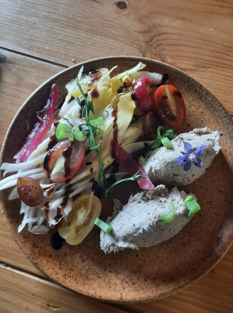 Entrée du Refuge — salade de saison avec rillettes et fleurs comestibles