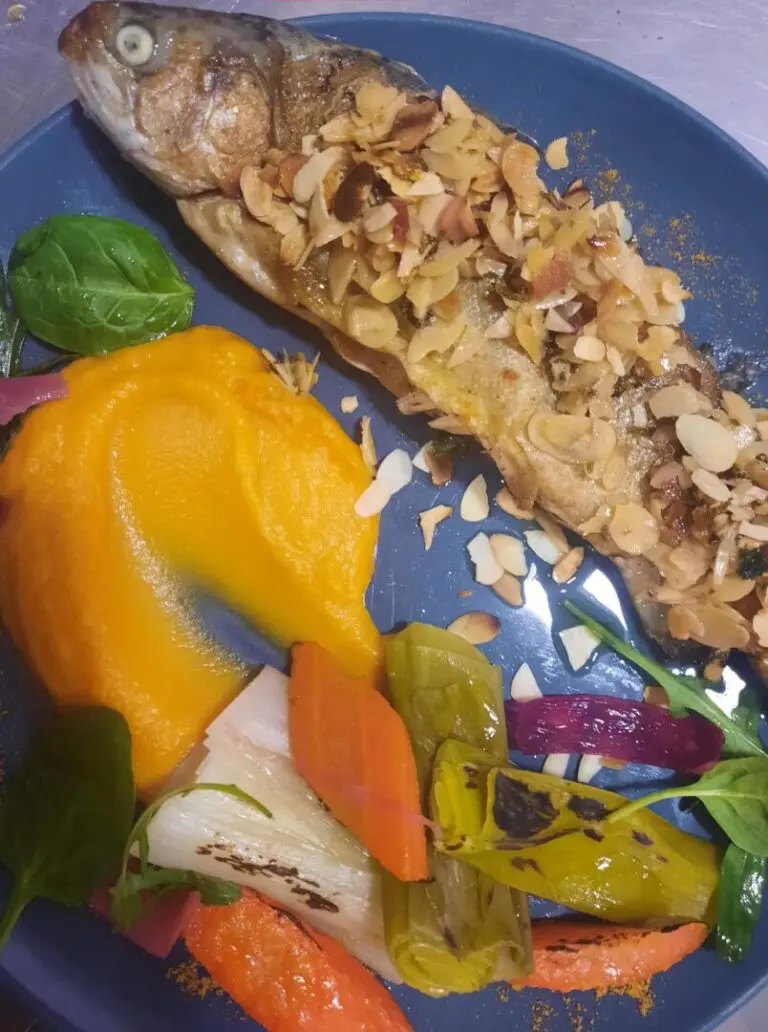 Truite aux amandes et purée de potimarron, légumes du jardin