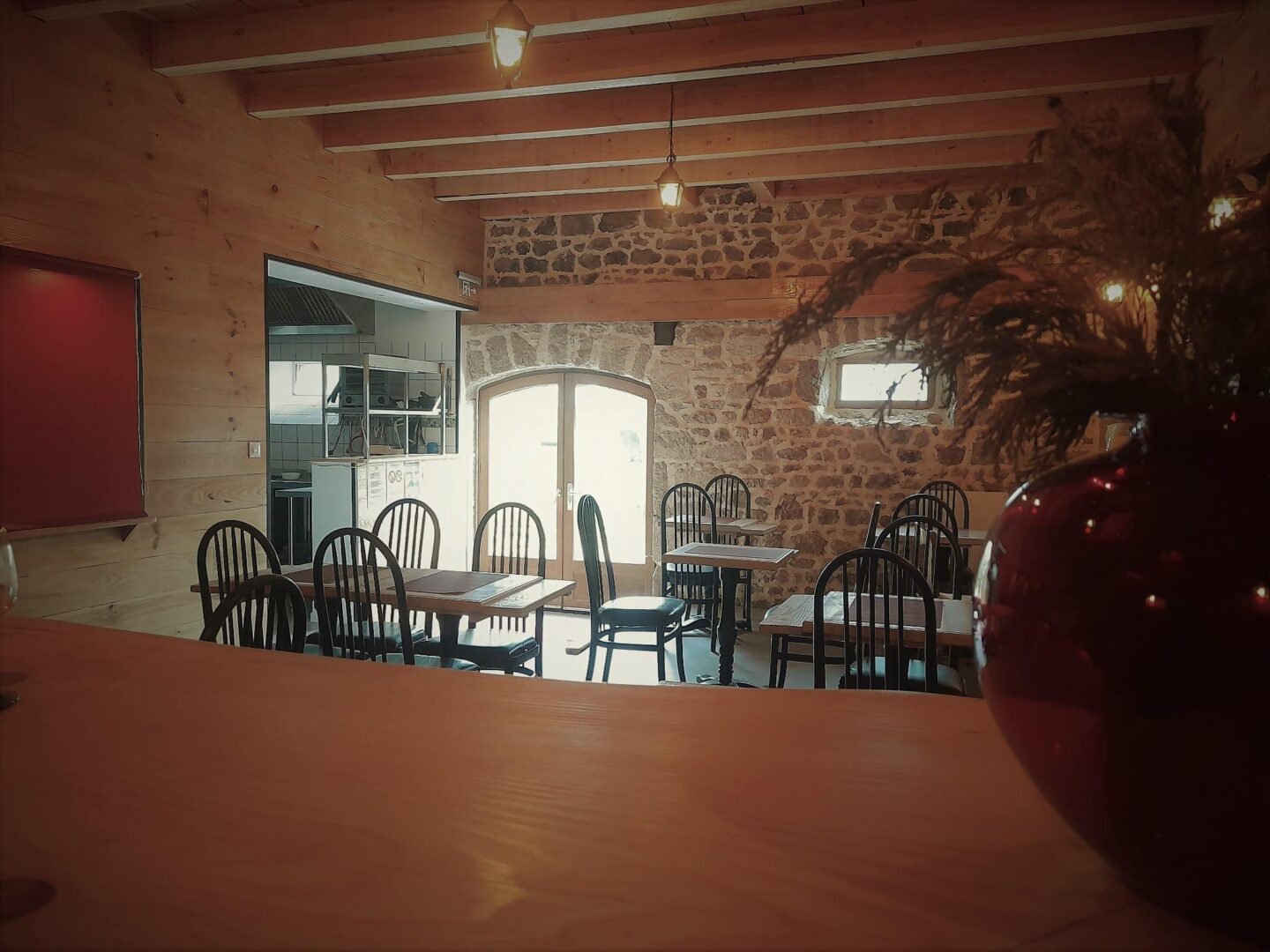 Salle du restaurant Le Refuge avec tables dressées dans une ambiance chaleureuse